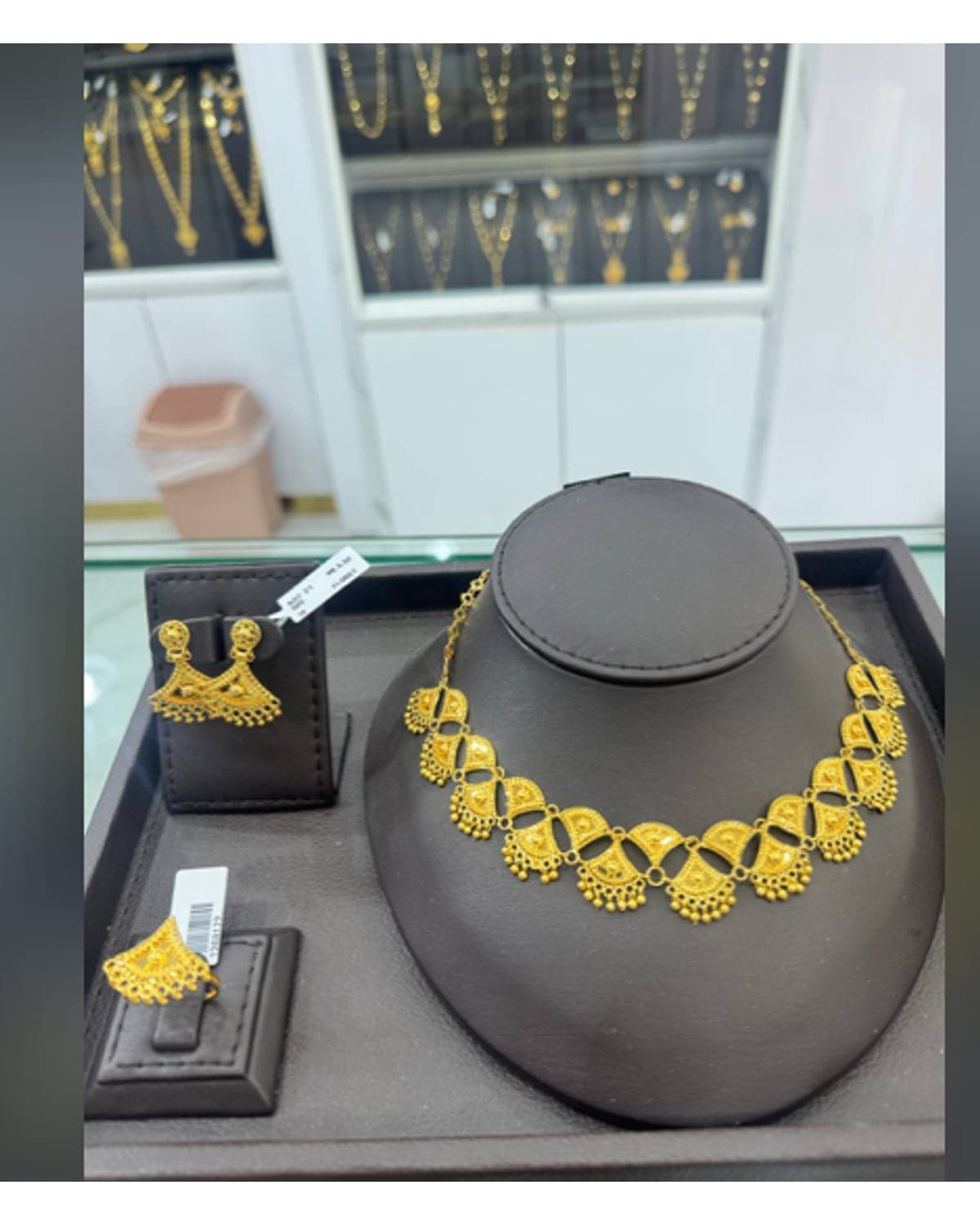طقم المراوح بالحبّات — صورة المعرض الأصلية