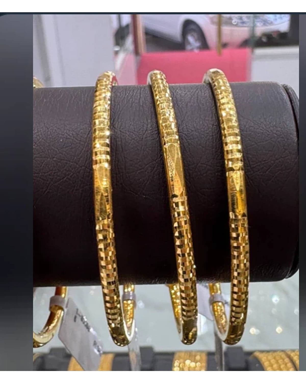 حيول القصّ اللامع — صورة المعرض الأصلية